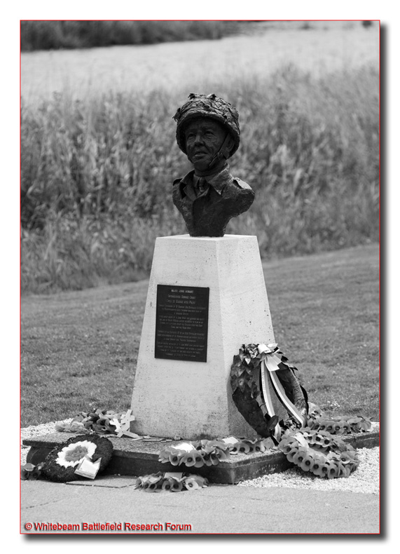 EEJ0130_bw_maj_john_howard_bust_pegasus_bridge
